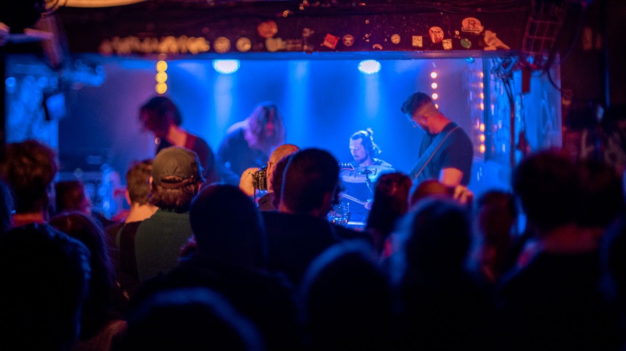 When Waves Collide en concert